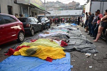 Ação contra o CV deixou 121 mortos. Agente do DEA destaca 'admiração pelo trabalho das forças de segurança' - (crédito: Pablo Porciuncula/AFP) Ação contra o CV deixou 121 mortos. Agente do DEA destaca 'admiração pelo trabalho das forças de segurança' - (crédito: Pablo Porciuncula/AFP)