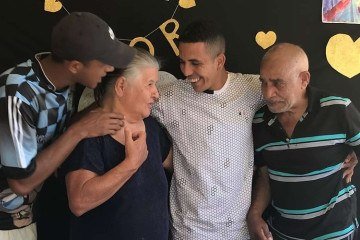 Igor Barcelos Ortega ao lado de seus avós e irmão celebrando a liberade após passar 3 anos preso injustamente 
 -  (crédito: Innocence Project Brasil )