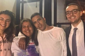 Igor abraçado com sua mãe logo após deixar a cadeia em 2019
