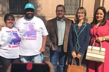 Familiares de Igor e advogados do projeto, incluindo a advogada Dora Cavalcanti
