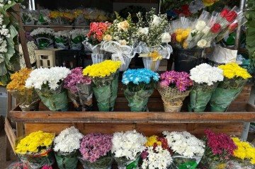 Banca de flores na frente do Cemitério Campo da Esperança, na Asa Sul