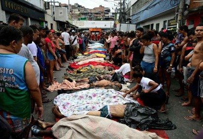 As 121 mortes na operação nos complexos do Alemão e da Penha opuseram modelos propostos por direita e esquerda para combater o crime organizado -  (crédito: Pablo Porciúncula/AFP)