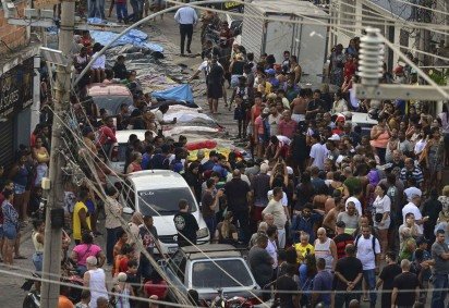 Corpos são vistos enfileirados na Praça São Lucas, na comunidade Vila Cruzeiro, no complexo da Penha, Rio de Janeiro, Brasil, em 29 de outubro de 2025       -  (crédito: PABLO PORCIUNCULA / AFP) -Corpos são vistos enfileirados na Praça São Lucas, na comunidade Vila Cruzeiro, no complexo da Penha, Rio de Janeiro, Brasil, em 29 de outubro de 2025       -  (crédito: PABLO PORCIUNCULA / AFP)