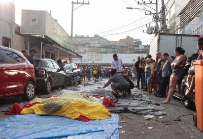 Moradores levam mais de 50 corpos à praça no Rio após operação -  (crédito: Renato Silva/Voz das Comunidades)