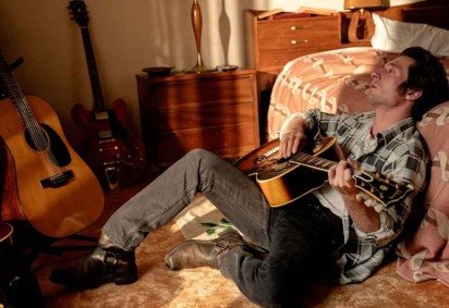 Jeremy Allen White interpreta um Bruce Springsteen atormentado pelos fantasmas do passado, distante do mito 