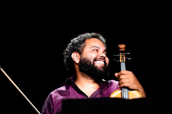 João Dias, na imagem, insere violino no choro em apresentação no Sesc 504 Sul - (crédito: Juliana Caribe) João Dias, na imagem, insere violino no choro em apresentação no Sesc 504 Sul - (crédito: Juliana Caribe)