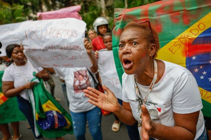 Rio de Janeiro (RJ), 29/10/2025 - Protesto contra a operação policial que deixou mais de 119 pessoas mortas no Complexo da Penha, em frente ao Palácio Guanabara, sede do governo do Estado. Foto: Fernando Frazão/Agência Brasil
    
