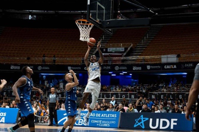 O pivô Brunão em ação pelo Brasília Basquete: 32 pontos em dois jogos em um duplo-duplo no triunfo do último sábado com 26 pontos e 10 rebotes - (crédito: Matheus Maranhão/Caixa Brasília Basquete) O pivô Brunão em ação pelo Brasília Basquete: 32 pontos em dois jogos em um duplo-duplo no triunfo do último sábado com 26 pontos e 10 rebotes - (crédito: Matheus Maranhão/Caixa Brasília Basquete)