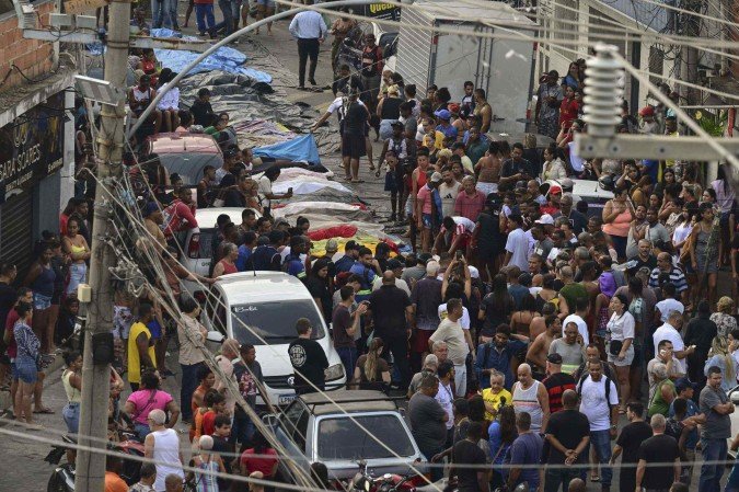 Corpos são vistos enfileirados na Praça São Lucas, na comunidade Vila Cruzeiro, no complexo da Penha, Rio de Janeiro, Brasil, em 29 de outubro de 2025       -  (crédito: PABLO PORCIUNCULA / AFP)