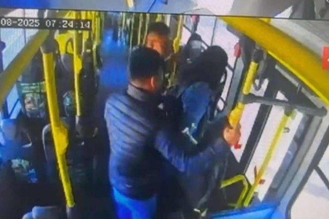Vídeo mostra ação de suspeitos dentro de ônibus no DF - (crédito: Divulgação/PCDF) Vídeo mostra ação de suspeitos dentro de ônibus no DF - (crédito: Divulgação/PCDF)