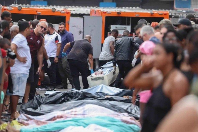 Moradores do Complexo da Penha levaram, na madrugada desta quarta (29/10), mais de 60 corpos para a praça São Lucas
 -  (crédito: Tomaz Silva /Agência Brasil)