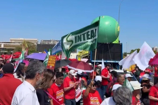 Sindicatos fazem marcha nacional contra reforma administrativa na Esplanada