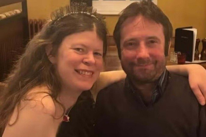 Conheça a britânica de 45 anos que continua virgem um ano após casada