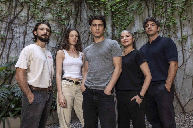 Da esquerda para a direita, os atores Emiliano Zurita (México), Delfina Chaves (Argentina), Enzo Vogrincic (Uruguai), Marleyda Soto (Colômbia) e Marco Antonio Caponi (Argentina) - (crédito: Alan Roskyn / Netflix) Da esquerda para a direita, os atores Emiliano Zurita (México), Delfina Chaves (Argentina), Enzo Vogrincic (Uruguai), Marleyda Soto (Colômbia) e Marco Antonio Caponi (Argentina) - (crédito: Alan Roskyn / Netflix)