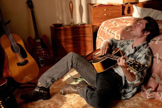 Jeremy Allen White interpreta um Bruce Springsteen atormentado pelos fantasmas do passado, distante do mito 