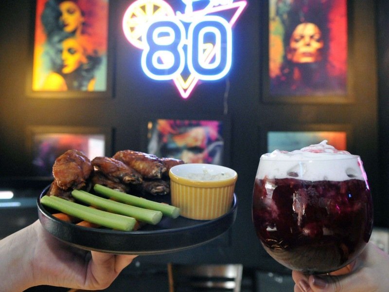  29.10.2025. Guilherme Felix CB/DA Press. Divirta-se Mais. Pratos tematicos. As buffalo wings do Bar 80 harmonizam com o drinque temático doce vampiro -  (crédito:  Guilherme Felix CB/DA Press)