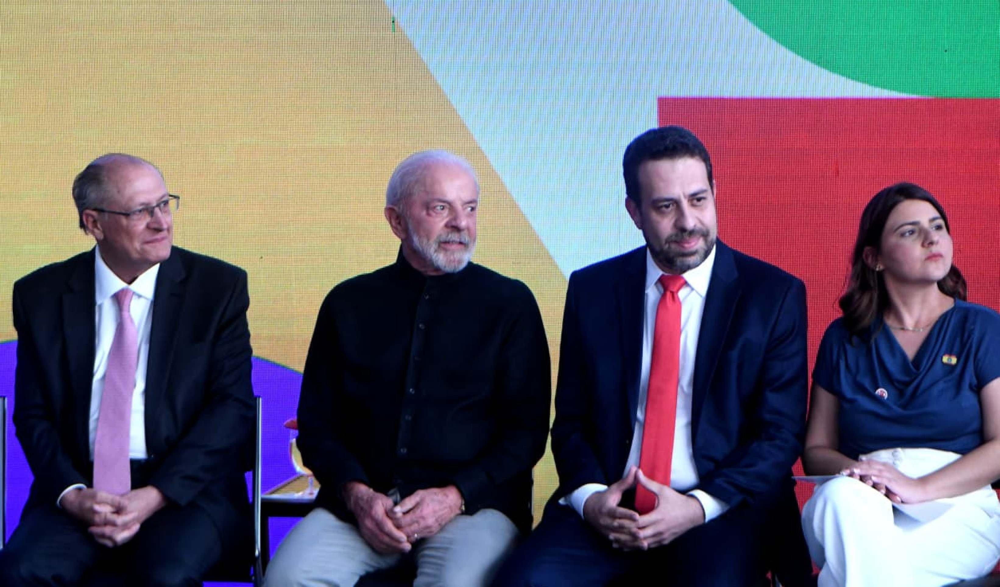 Lula e Boulos durante a posse como ministro