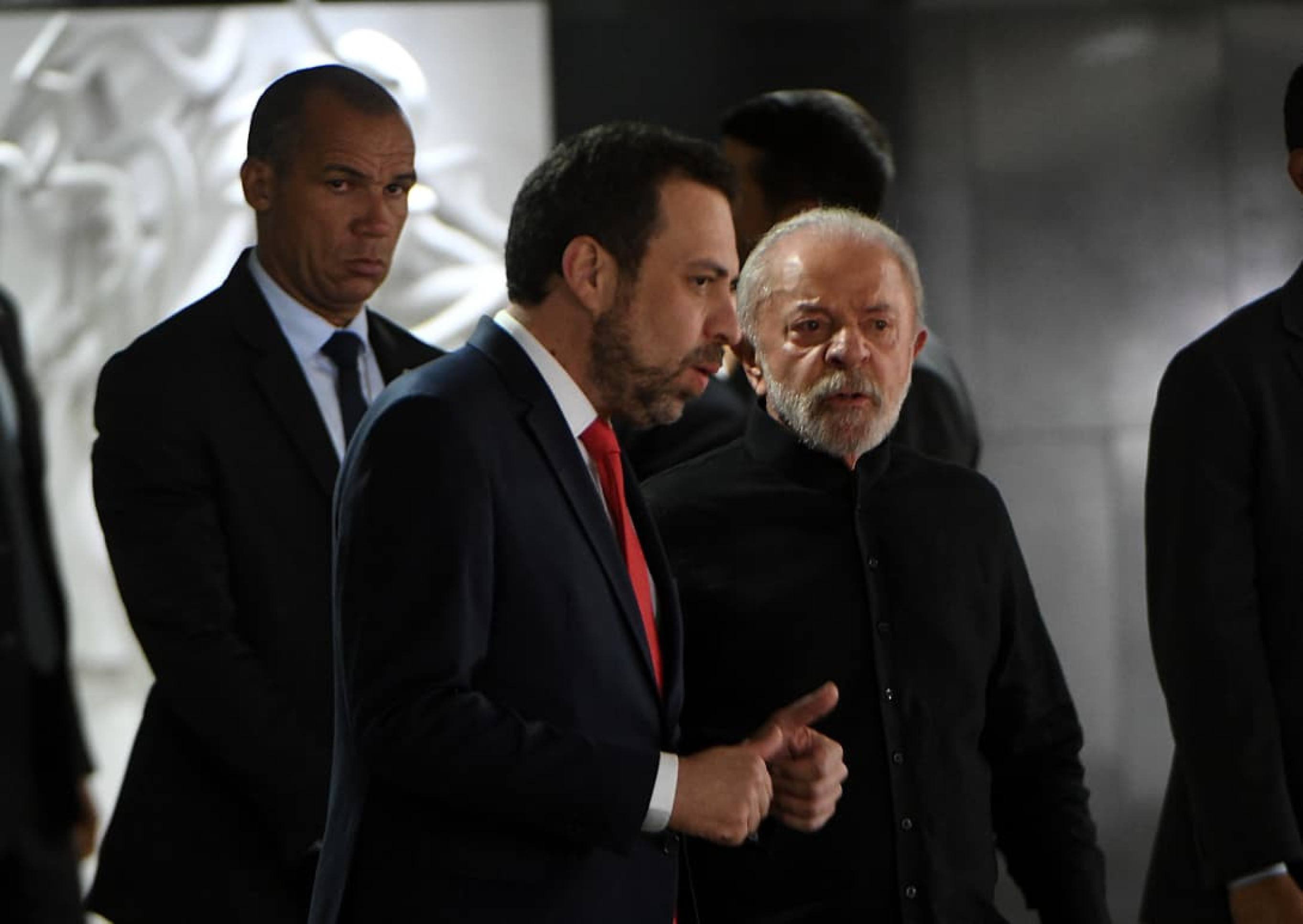 Lula e Boulos durante a posse como ministro