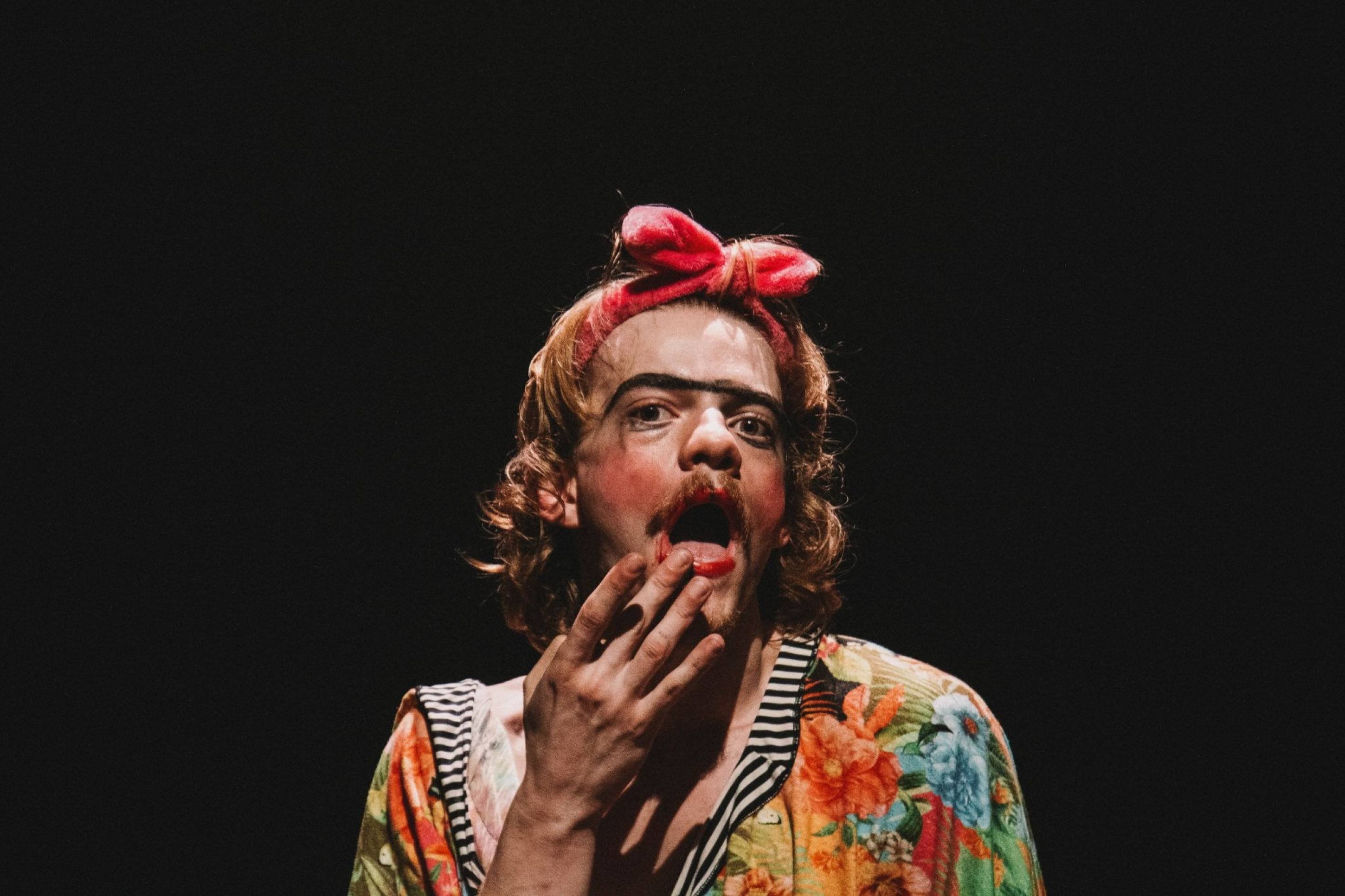 Peça 'Joãozinha desviada' provoca discussão sobre masculinidade e luto