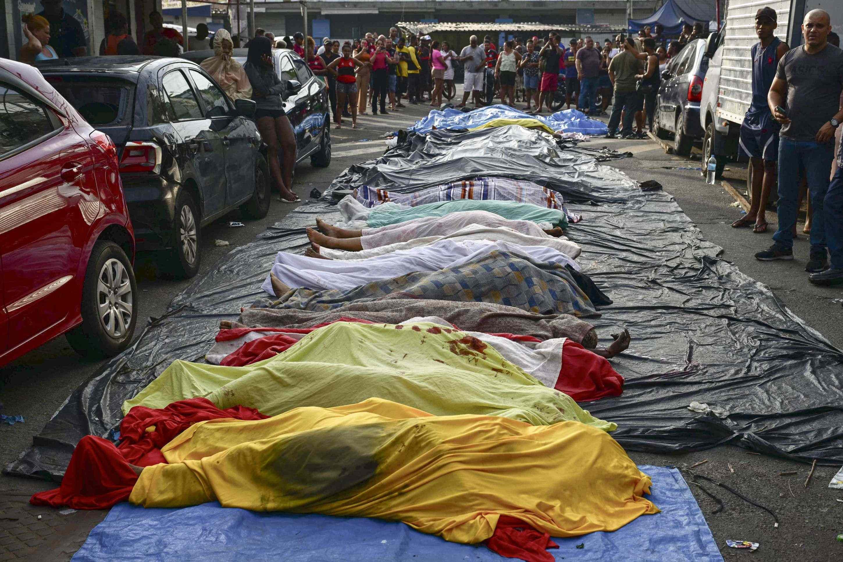 Pessoas alinham corpos na Pra&ccedil;a S&atilde;o Lucas, na favela Vila Cruzeiro, no complexo da Penha, Rio de Janeiro, Brasil, em 29 de outubro de 2025      