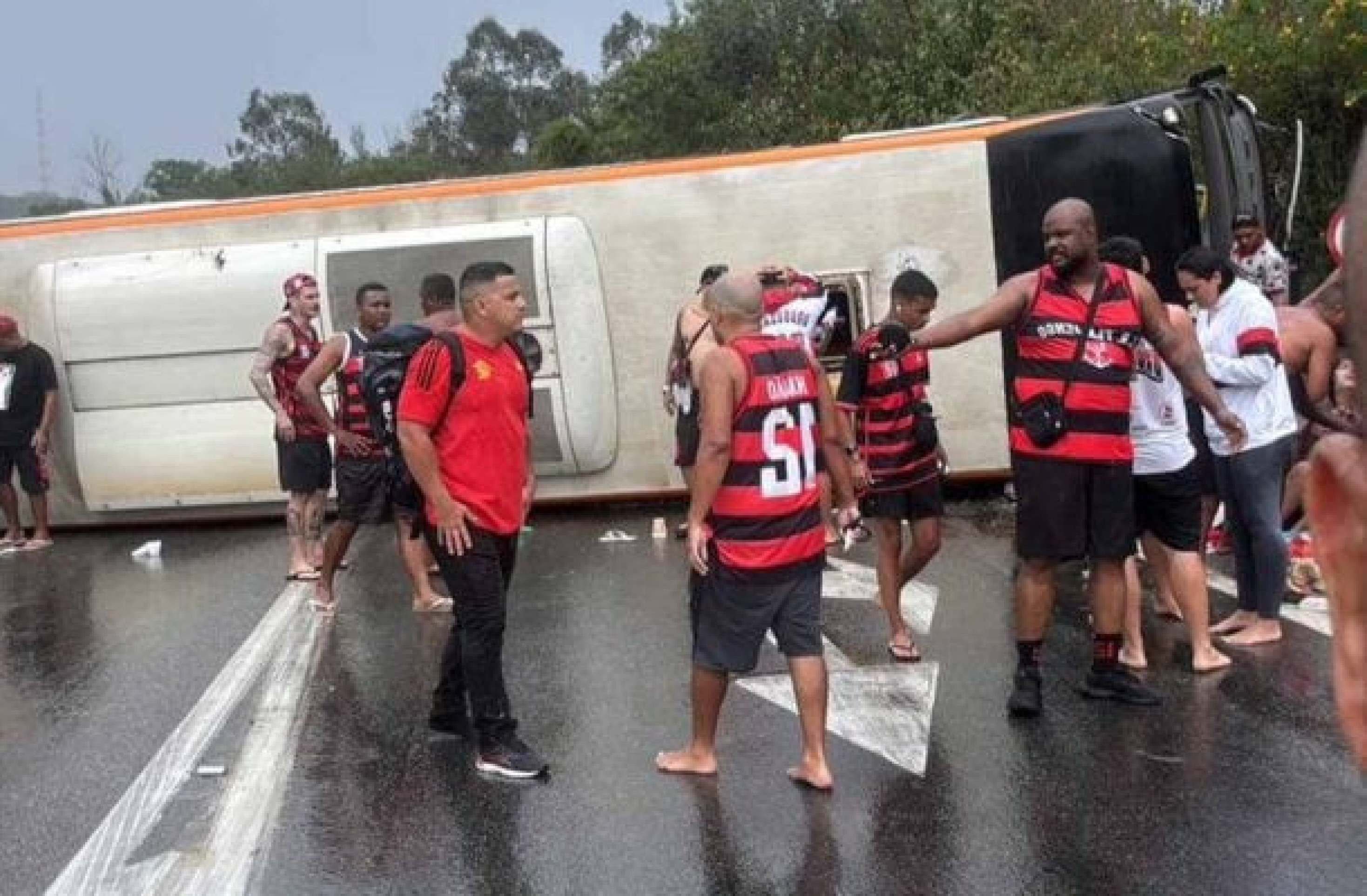 Dois torcedores do Flamengo recebem alta após acidente na Dutra; outros seguem internados