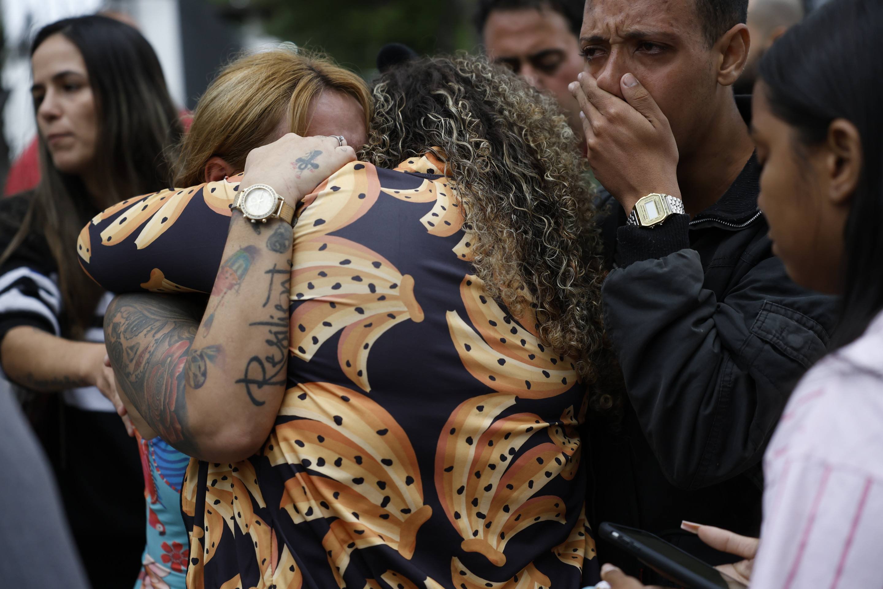 Emoção em frente ao Instituto Médico-Legal do Rio de Janeiro após reconhecimento de mortos na megaoperação das forças de segurança -  (crédito: Fernando Frazão/Agência Brasil)