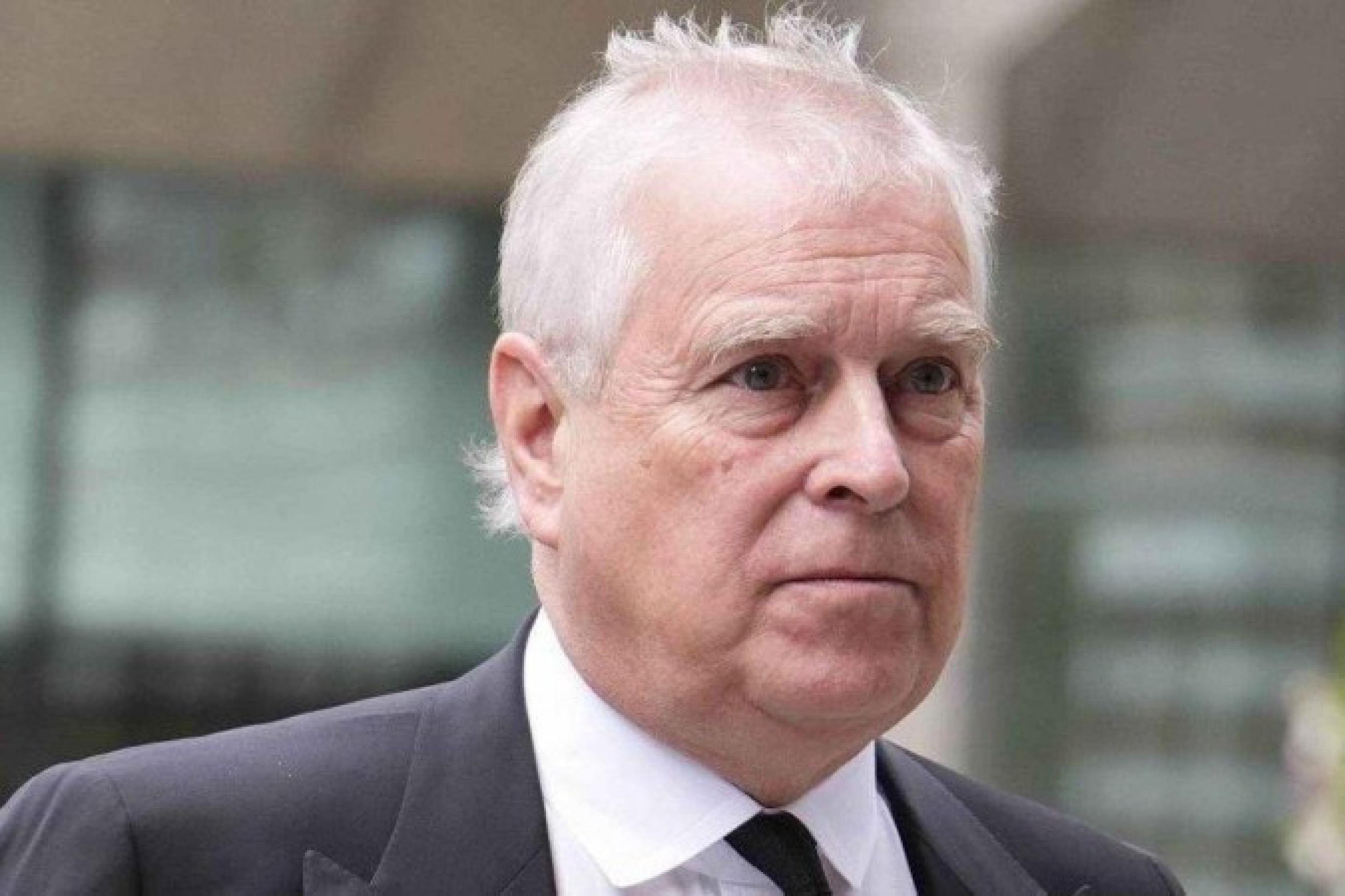 Rei Charles III despeja e retira título de príncipe do irmão, Andrew