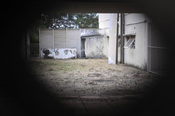 Casa está completamente abandonada