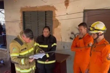 Corpo de Bombeiros rezando com a bíblia - (crédito: Reprodução/TV Brasília) Corpo de Bombeiros rezando com a bíblia - (crédito: Reprodução/TV Brasília)