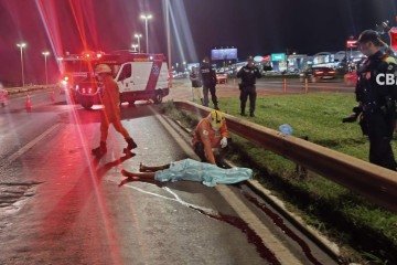 As equipes do CBMDF isolaram a área e controlaram o trânsito para evitar novos acidentes - (crédito: Divulgação/CBMDF) As equipes do CBMDF isolaram a área e controlaram o trânsito para evitar novos acidentes - (crédito: Divulgação/CBMDF)
