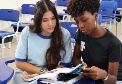 Anna Júlia e Ana Giulia se preparam lendo e escrevendo       -  (crédito: Bruna Gaston CB/DA Press)