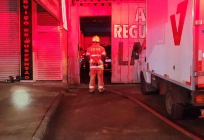 Bombeiros combatem princ&iacute;pio de inc&ecirc;ndio em oficina no posto de combust&iacute;veis em Planaltina