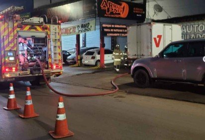 Bombeiros combatem princ&iacute;pio de inc&ecirc;ndio em oficina no posto de combust&iacute;veis em Planaltina