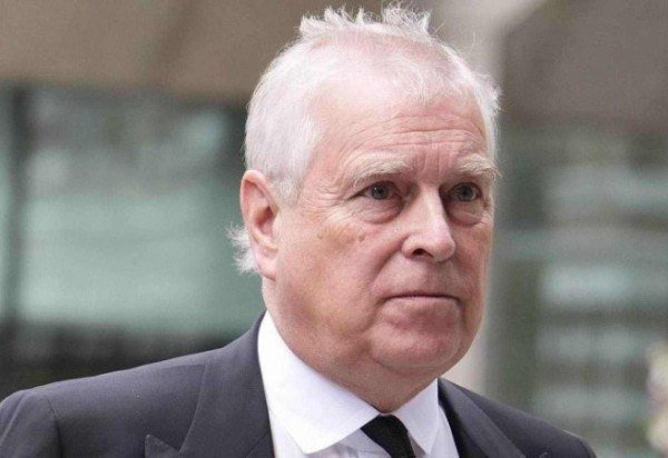 Rei Charles III retira título de príncipe e desepeja o irmão, Andrew