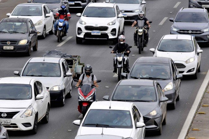 Pilotar no corredor aumenta a chance de sinistro de trânsito para quem anda de moto  