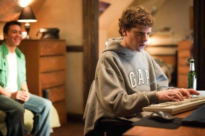 <em>A Rede Social</em> (2010): Jesse Eisenberg (esq.) interpretou Mark Zuckerberg, com direção de David Fincher e roteiro de Aaron Sorkin (dir.) - (crédito: Getty Images) <em>A Rede Social</em> (2010): Jesse Eisenberg (esq.) interpretou Mark Zuckerberg, com direção de David Fincher e roteiro de Aaron Sorkin (dir.) - (crédito: Getty Images)