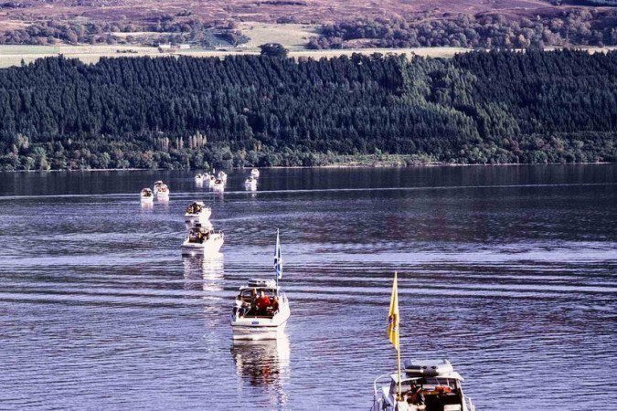 Os sinais de sonar indicaram em 1987 que havia algo grande nas águas próximas às ruínas do castelo de Urquhart, mantendo viva a lenda do Monstro - (crédito: AFP via Getty Images) Os sinais de sonar indicaram em 1987 que havia algo grande nas águas próximas às ruínas do castelo de Urquhart, mantendo viva a lenda do Monstro - (crédito: AFP via Getty Images)