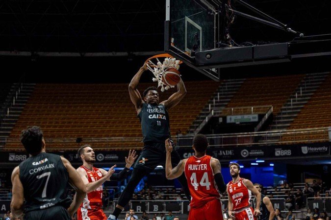 Gigante de 2,02m de altura, o pivô Brunão usa a altura para romper as defesas adversárias -  (crédito: Matheus Maranhão/Brasília Basquete)