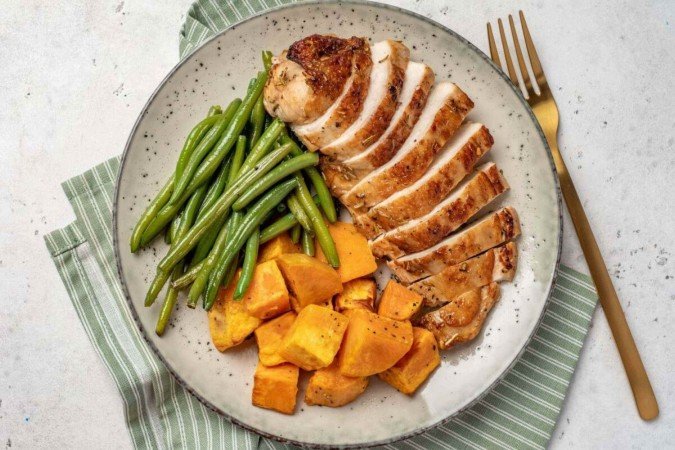 Frango grelhado com vagem e batata-doce laranja
(Imagem: Elena Shashkina | Shutterstock) - (crédito: EdiCase) Frango grelhado com vagem e batata-doce laranja
(Imagem: Elena Shashkina | Shutterstock) - (crédito: EdiCase)