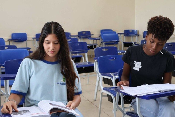  30/10/2025 Bruna Gaston CB/DA Press. Redação do Enem, Centro de Ensino Elefante Branco. Anna Júlia Lops e Ana Giulia Leal
      