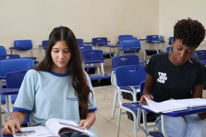  30/10/2025 Bruna Gaston CB/DA Press. Redação do Enem, Centro de Ensino Elefante Branco. Anna Júlia Lops e Ana Giulia Leal
      