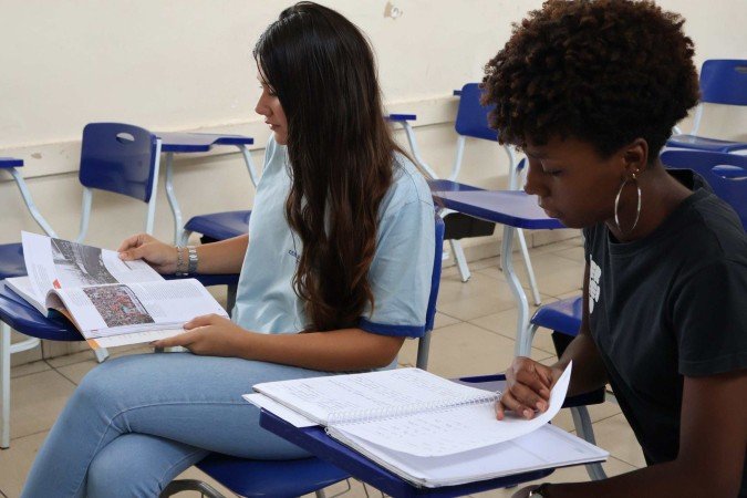  30/10/2025 Bruna Gaston CB/DA Press. Redação do Enem, Centro de Ensino Elefante Branco. Anna Júlia Lops e Ana Giulia Leal
      