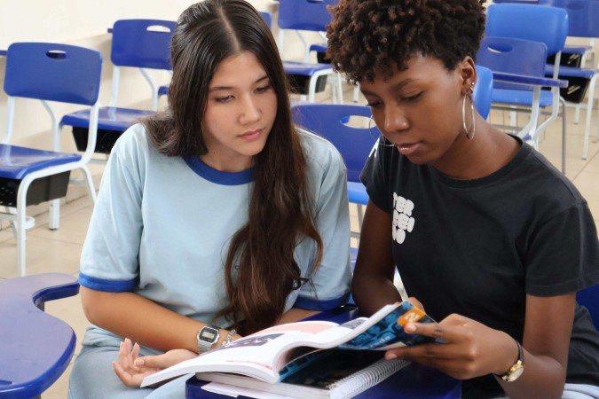 Anna Júlia e Ana Giulia se preparam lendo e escrevendo       -  (crédito: Bruna Gaston CB/DA Press)