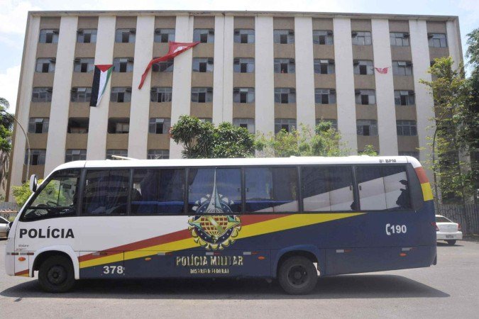 O comandante da ação afirma que armas e violência não está sendo utilizada - (crédito: Marcelo Ferreira/CB/DA Press) O comandante da ação afirma que armas e violência não está sendo utilizada - (crédito: Marcelo Ferreira/CB/DA Press)