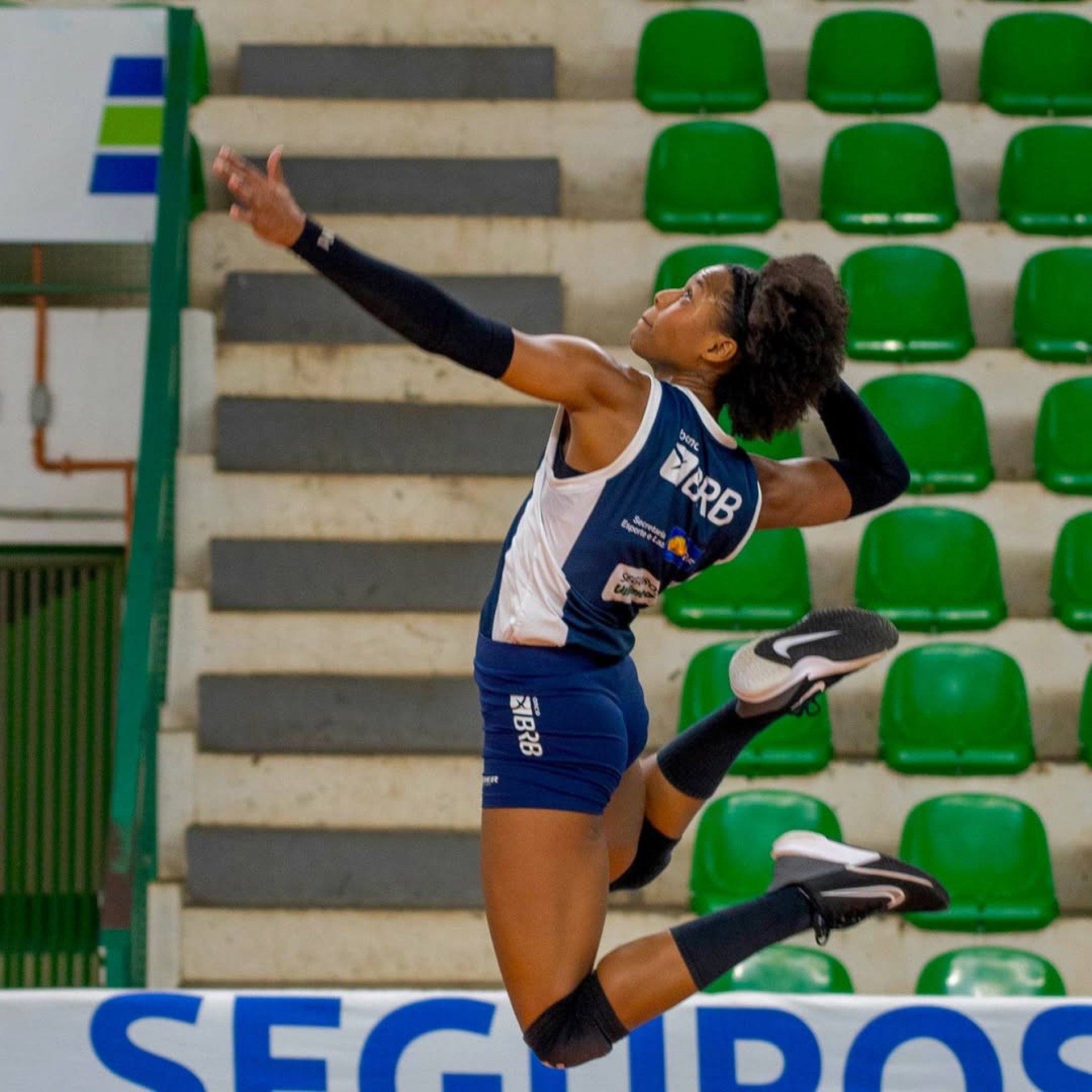 No embalo da ponteira Karen, Brasília recebe o Osasco pela Superliga