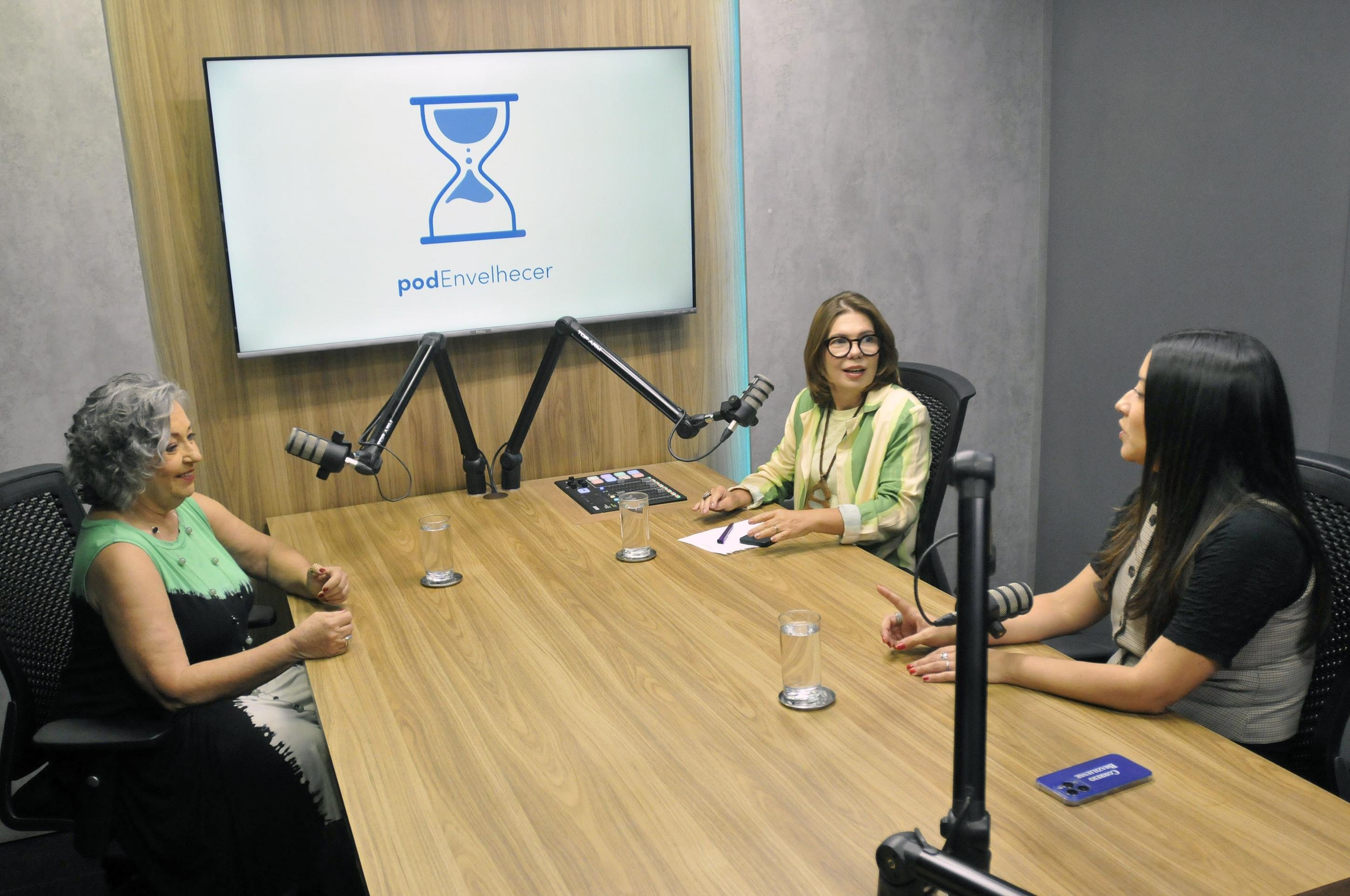  30/10/2025. Crédito: Minervino Júnior/CB/D.A Press. Brasil.  Brasilia - DF. Podcast Pod Envelhecer com Márcia Amaral(atriz e poeta) na Bancada Mila Ferreira e Sibele Negromonte 