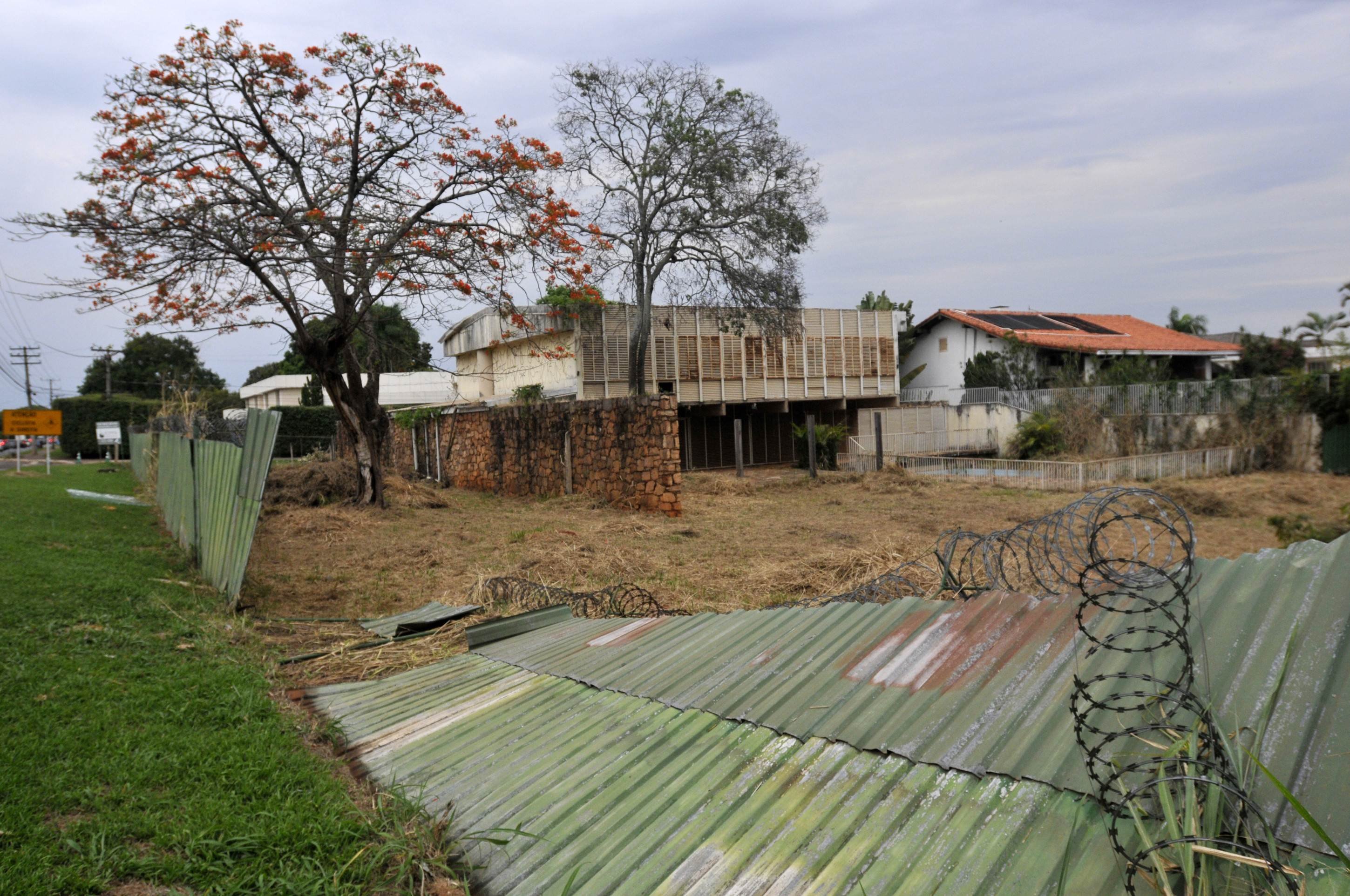 Casa modernista projetada por Lelé está abandonada no Lago Sul