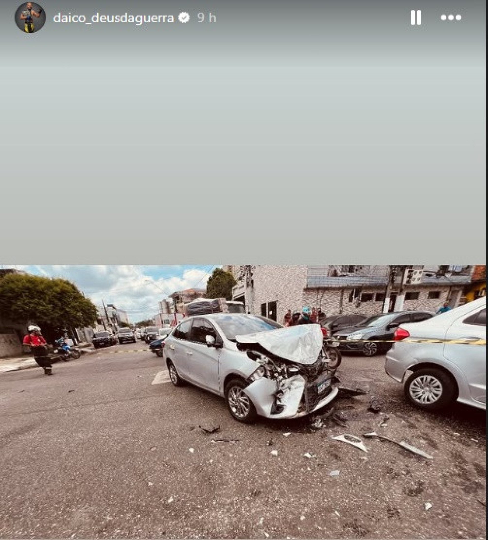 O lutador mostrou como ficou o carro depois do acidente em uma avenida de Bel&eacute;m, capital do Par&aacute;
