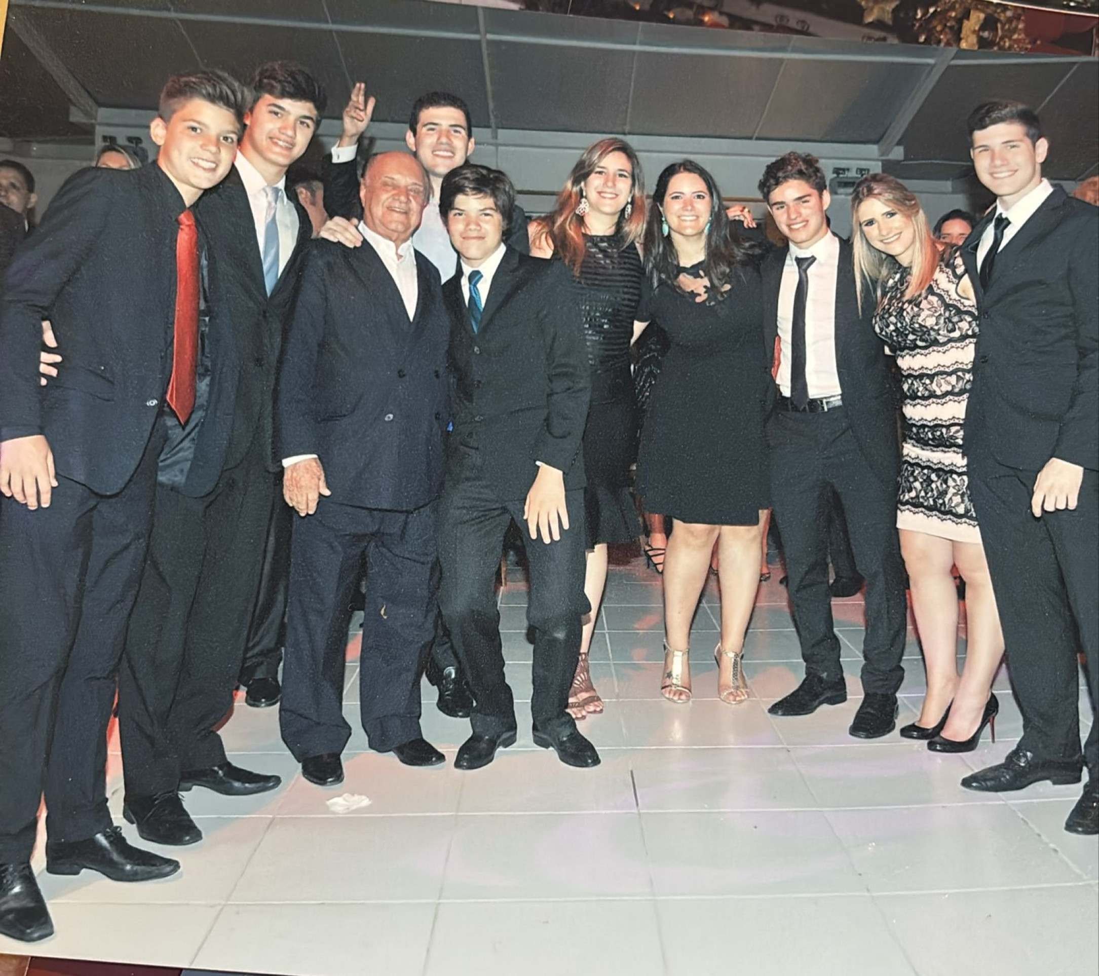 Muito dedicado à família, Hely gosta de apresentar aos visitantes as fotos dele com os nove netos (acima) e com os filhos Eduardo, Viviane, Luiz Henrique e Bráulio, além da esposa, Helenice (ao lado)