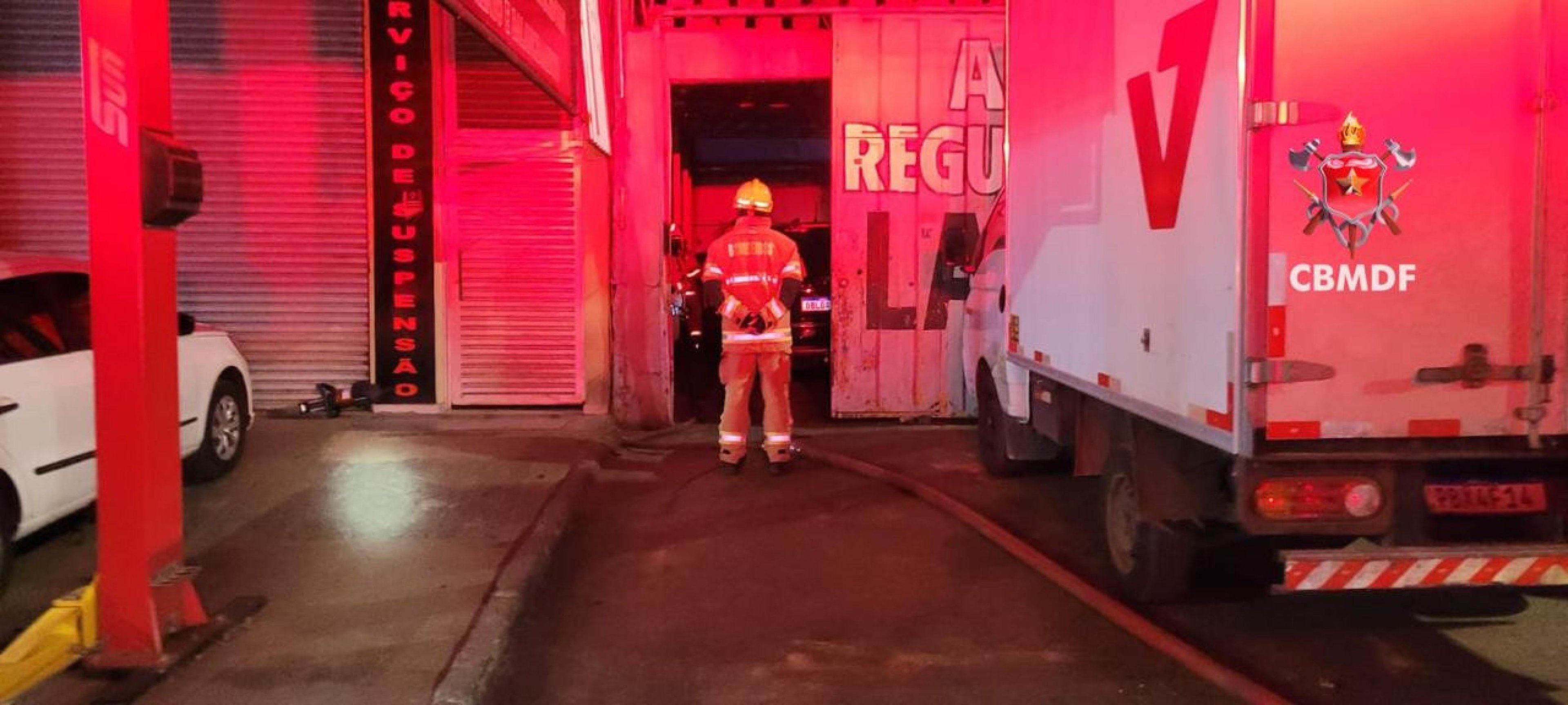 Incêndio atinge oficina nos fundos de posto de combustíveis